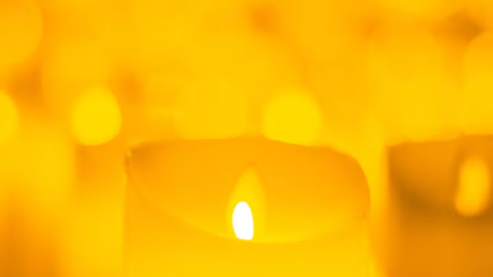 Leuchtende Kerzen in warmem Licht