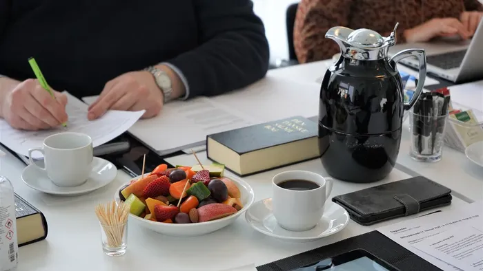 Mødebord med frugt og kaffe