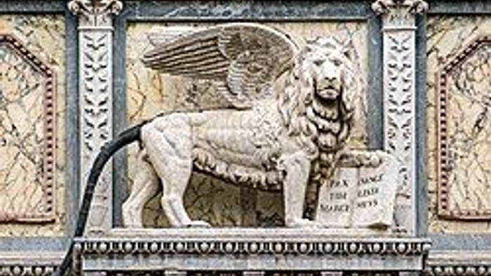 Billedet viser en udstilling af oldtidsstatuer i museum.