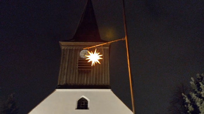 Kirche im Advent mit Adventsstern