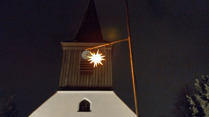 Kirche im Advent mit Adventsstern