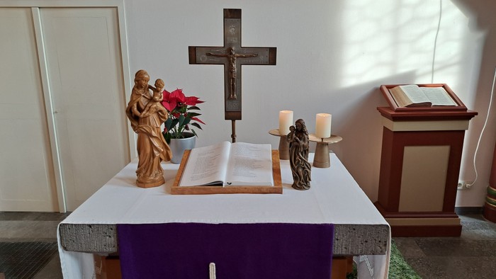 Kirchenaltar mit Kreuz, Statuen und Kerzen