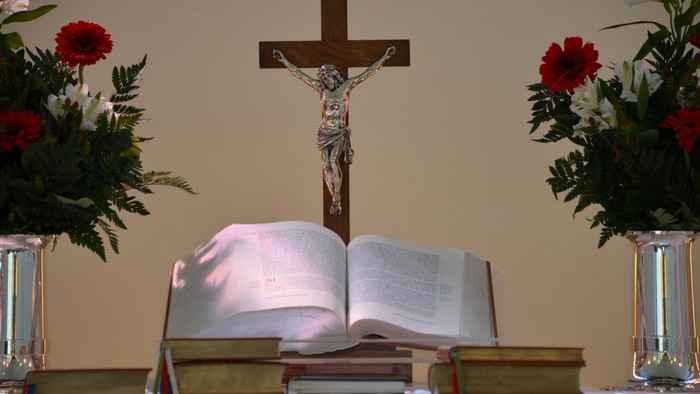 En altertavle med kors, blomster og bibel
