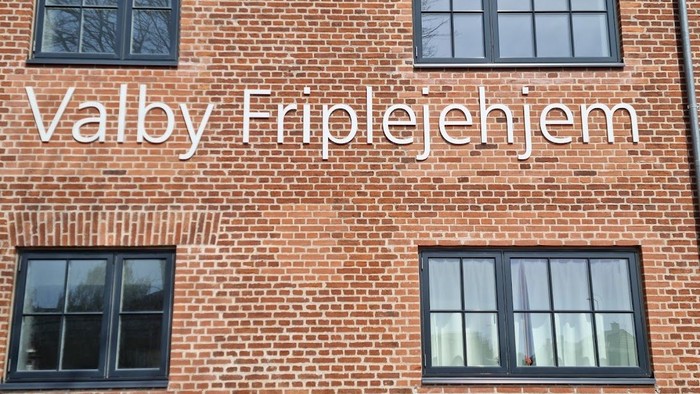 Røde mursten med skrift