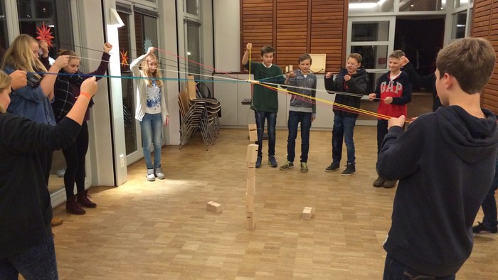 Konfirmand:innen beim Spielen