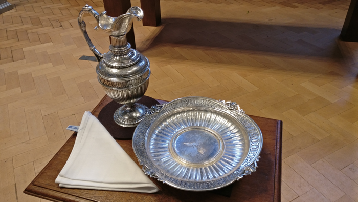 Silberne Kanne und Schale auf Holztisch