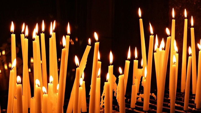 En del lysende stearinkerler i mørke omgivelser