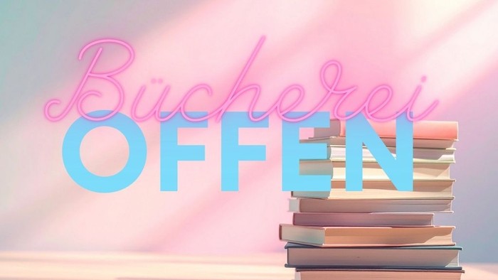 Hell erleuchtetes Bücherregal mit gestapelten Büchern und den Worten „BÜCHEREI OFFEN“ in stilvollem Pink und Blau.