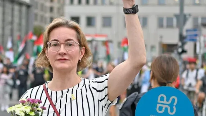 Das Bild zeigt Karoline M. Preisler am Rande einer Demonstration