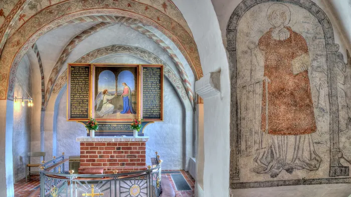 Alter og kalkmaleri i Esbønderup Kirke