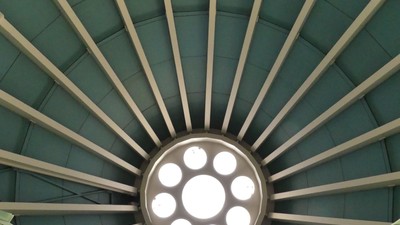 Deckenstruktur mit kreisförmiger Beleuchtung