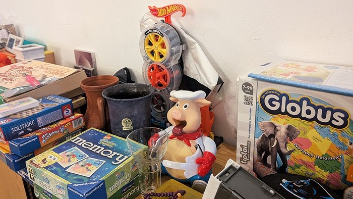 Trödelmarkt: Spiele, Spielzeug, Plastikfigur und Tonkrüge