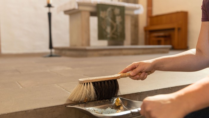 Kehrblech und Besen fegen Altarstufen