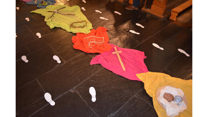 Über den Boden verstreute Kleidungsstücke und weiße Fußabdrücke