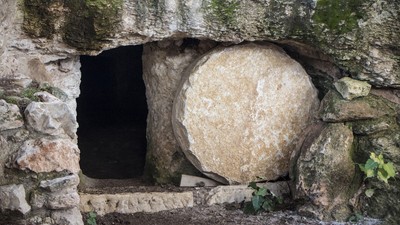 Ein großer Stein versperrt den Eingang einer Höhle.