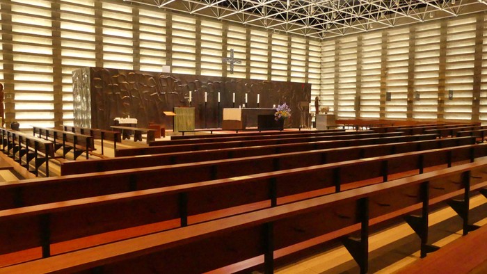 Leere Holzbänke in einem modernen Kirchenraum