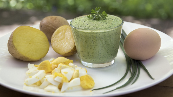 Teller mit Kartoffeln, Eiern und Grüner Soße