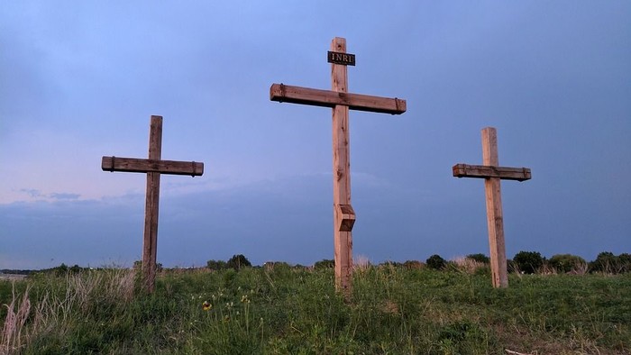 Tre kors stå op i en eng.