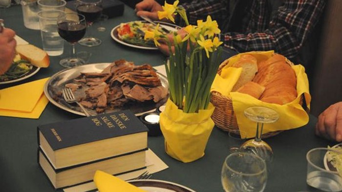 Bord med mad, blomster og bøger