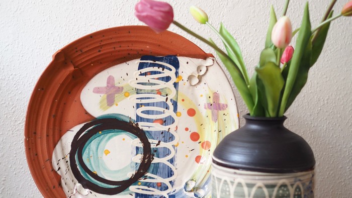Keramikvase med tulipaner og keramikfad