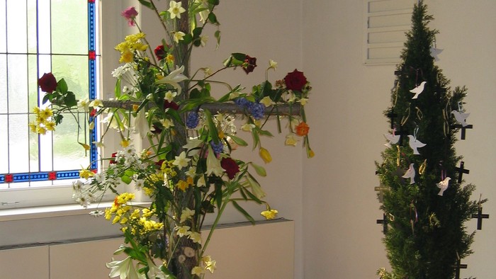 Osterkreuz aus Blumen