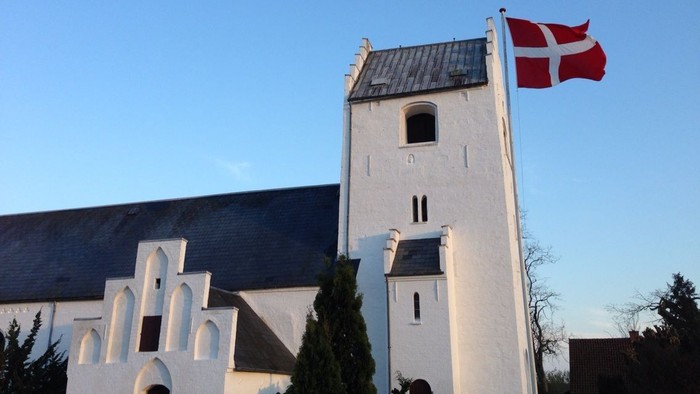 Dansk flag på kirke.