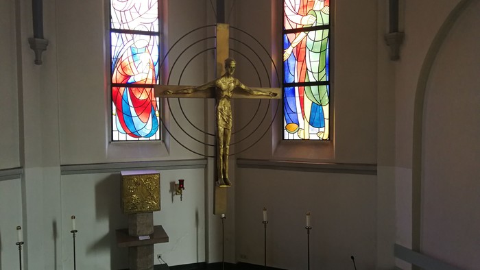 Die Kirche mit Kreuz und bunten Glasfenstern