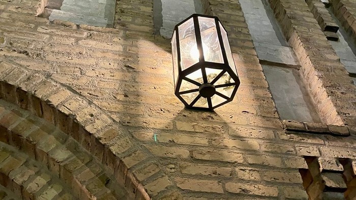 Mur og lampe