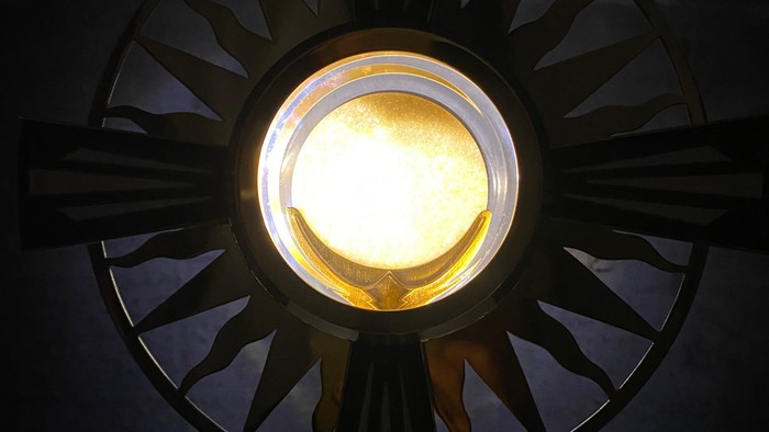 Ein beleuchtetes Kreuz an der Decke.