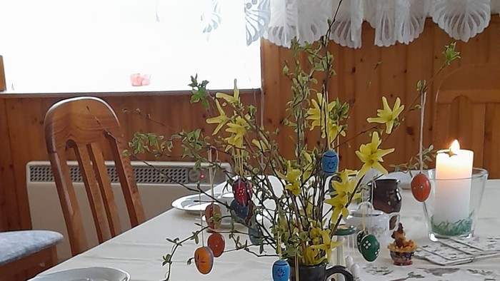 Wir, der Gemeindekreis Oelsen/ Markersbach sind Frauen, welche sich einmal im Monat an einem Dienstag abwechselnd in Oelsen und Markersbach im Gemeinderaum treffen. Zu Kaffee und Kuchen lesen wir uns eine kleine Andacht vor und singen gemeinsam ein paar s