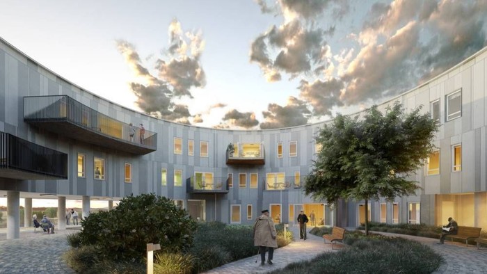 Moderne bygning med indre gård og træer