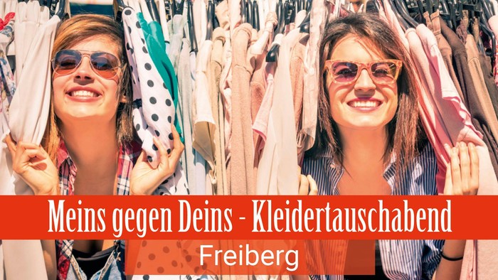 Zwei lächelnde Frauen halten Kleidung bei einer Kleidertausch-Veranstaltung in Freiberg, betitelt „Meins gegen Deins – Kleidertauschabend“.