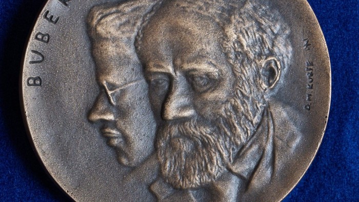 Bronzemedaille mit Brustporträts zweier bärtiger Männer und der Inschrift „BUBENIK“ am Rand.