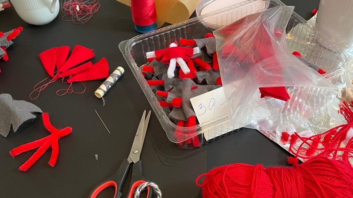 Bord med håndarbejdets redskaber og materialer.