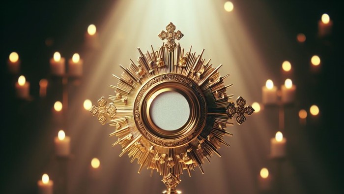 Aufwendige goldene Monstranz mit einer zentralen runden Hostie, umgeben von strahlendem Kerzenlicht in einer sakralen Umgebung.