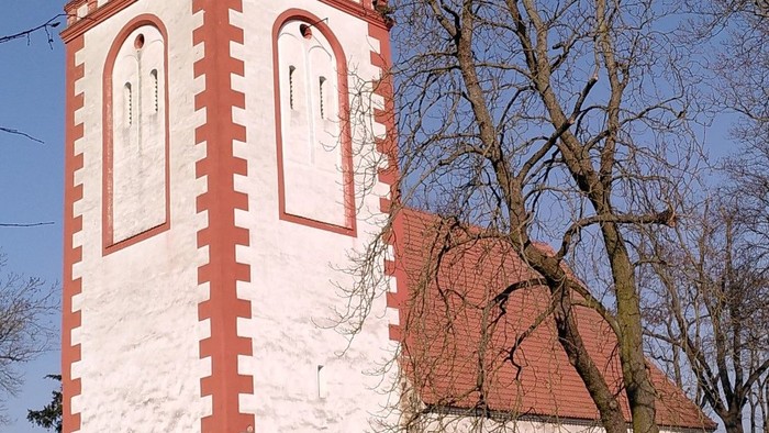 Kirche in Kliestow. Blick auf den weißen Turm mit rot abgesetzten kanten.