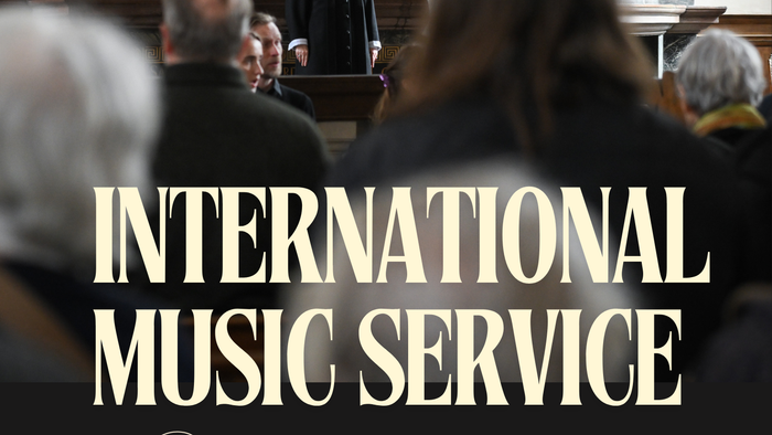 Plakaten annoncerer en international musikgudstjeneste på engelsk med gratis adgang kl. 12:30 søndag.