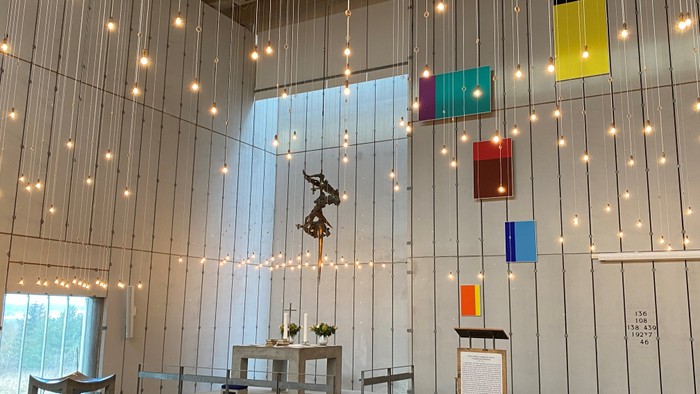 Moderne indgangshal med lys og farvede paneler