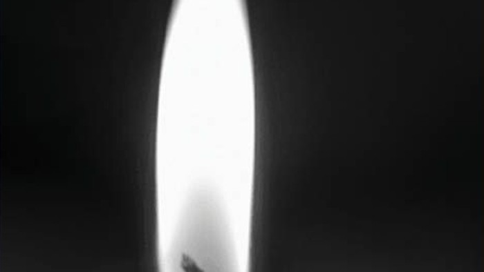 Flyer til en stille kirkegudstjeneste den 10. januar kl. 19.00 med fokus på lys, mørke og ro ved Kirsten Weile.