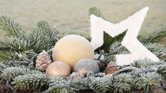 Ein Weihnachtsgesteck mit Stern und Tannengrün