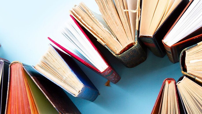 En kreds af bøger med farvede bind og blå baggrund