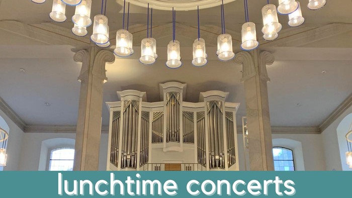 Neue Reil-Orgel zwischen zwei Pfeilern und mit Deckenbeleuchtung