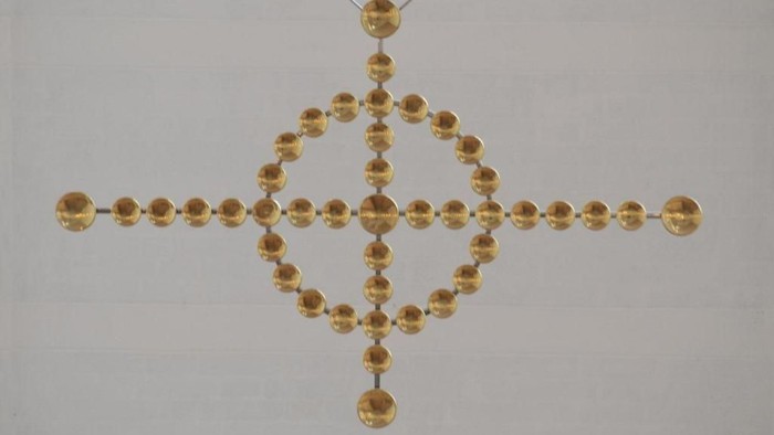 Guldsmykke i stjerneform hænger på væggen