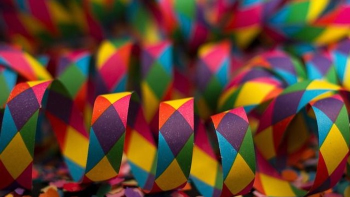 Bunte Luftschlangen und buntes Konfetti