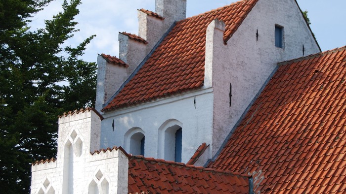 Hvide og røde taggede huse med spisse tårne og små vinduer