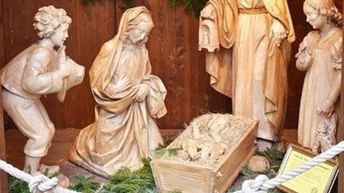 Die Krippe zeigt die Geburt Jesu mit Maria, Josef und Engeln.