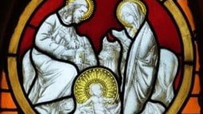 Das Kirchenfenster zeigt eine Darstellung der Heiligen Familie mit Baby Jesus.