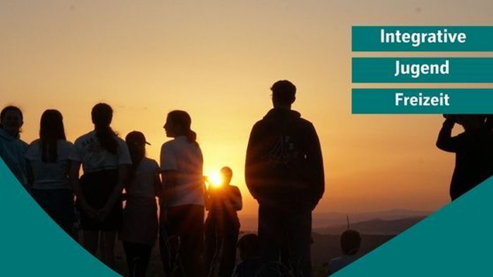 Eine Gruppe von Menschen, die den Sonnenuntergang während einer integrativen Jugendfreizeitveranstaltung vom 10. bis 21. Juli 2026 genießt.
