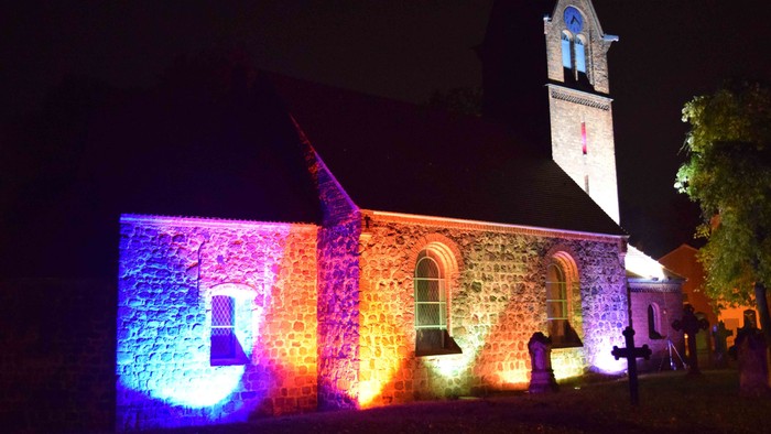 Dorfkirche Großziethen von außen, bunt beleuchtet