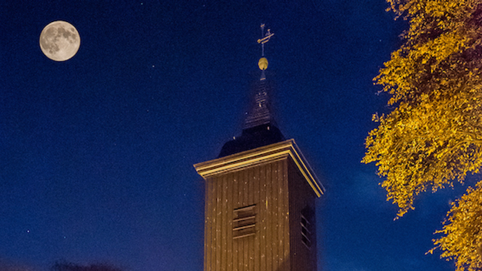 Kirchturm bei Vollmond in der Nacht